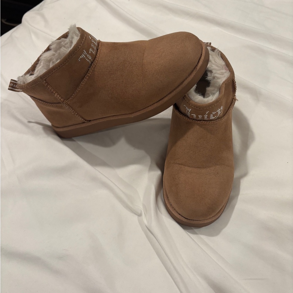 Juicy Couture Tan Slippers with White Lining